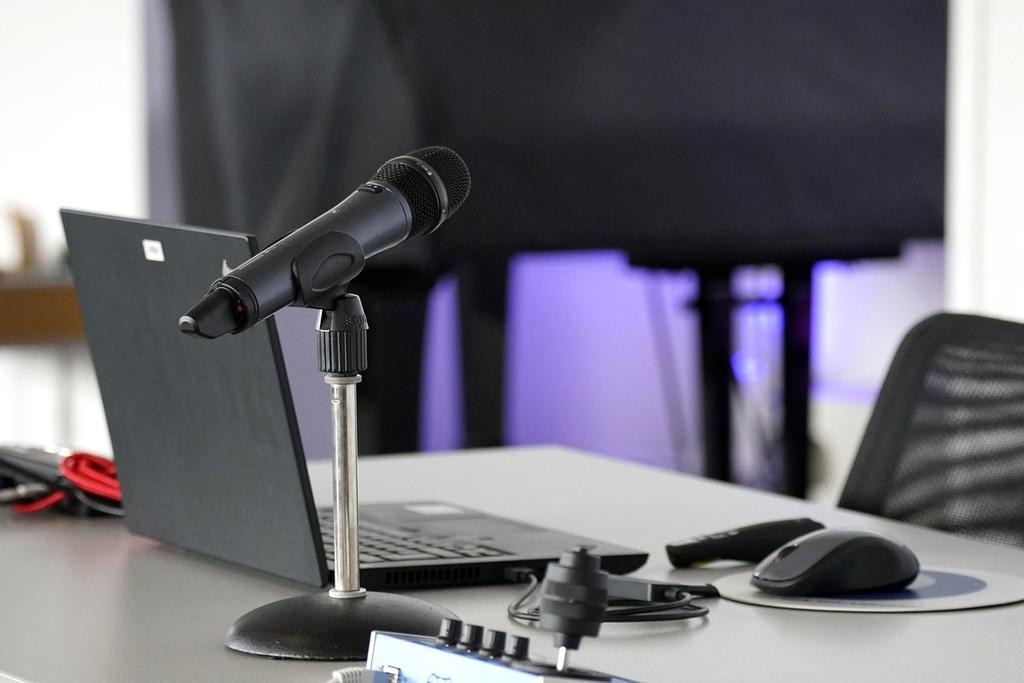 AI ergonomics dashboard showing posture analytics and workspace optimization metrics