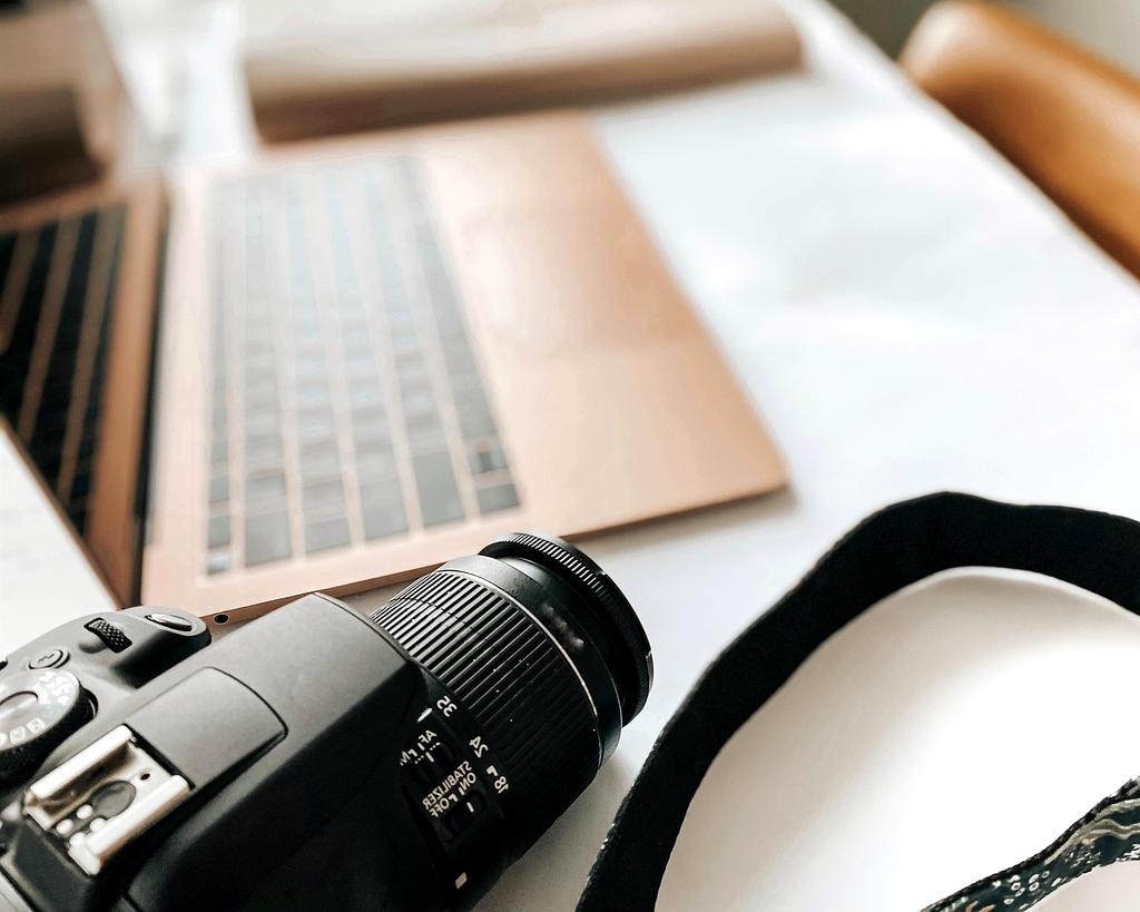 Adjustable standing desk with multiple monitors setup